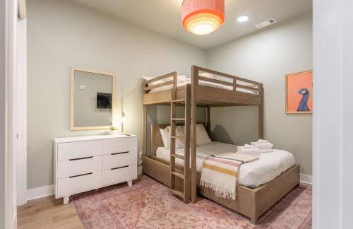 Here You Come Again by Stay Local Nashville - Foto 42