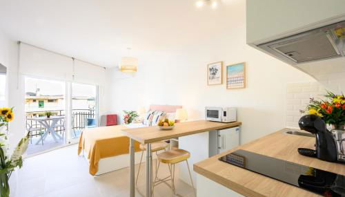 Fuengirola Sun Studio with terrace 9th floor by 10ToSea - Foto 3, stove, toaster, locker, minibar