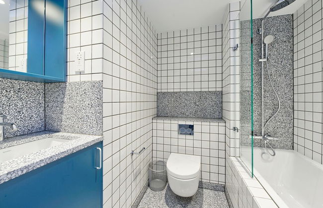 Upscale Two-bedroom Home in a Brutalist Setting - Foto 17