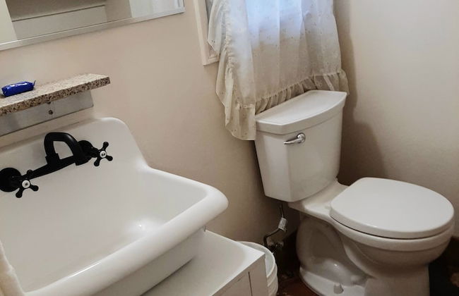 The New Star Motel with Studio-Kitchens: 1950s Extended-Stay Lodging and Retreat Center - Photo 61