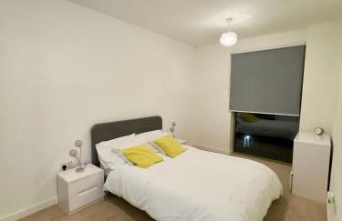 Stylish 2BR Apartment with Balcony & Views - Foto 4