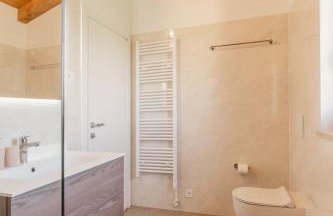 Villa atop the village with stunning view - Foto 49