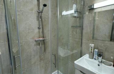 Stylish London Stay 2-Bedroom Duplex Sleeps 6 - Foto 17