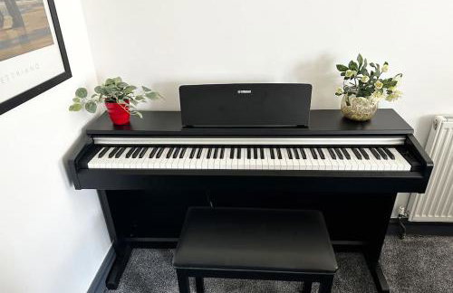 Green Haven Villa - 4BR Spacious House with Hot tub, Ample Parking, Air Condition, WIFI, Netflix, Patio & Garden - Foto 13