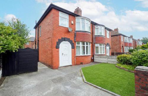 Spacious 3BR Weekend Getaway Home Near Etihad and Coop Live - Free Parking! - Foto 34