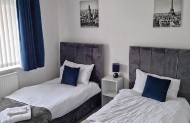 Entire House - Cheshire Oaks/Ellesmere Port - Photo 3