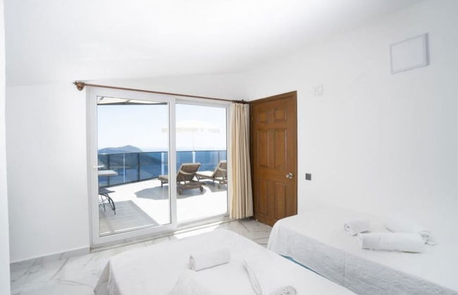 Stunning 4-bedroom Villa in Kaş With Private Pool and Breathtaking Ocean Views - Photo 4