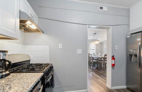 Escape to Raleigh Ave Glamour - Steps to the Beach - Foto 12