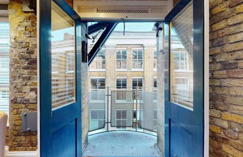 Stylish Penthouse with City Views and Aircon - Pass the Keys - Photo 4