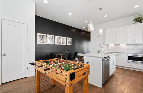 Nash House & Bars of Broadway with Patio Bar and Views! 8min Downtown! Sleeps 12! - Foto 24