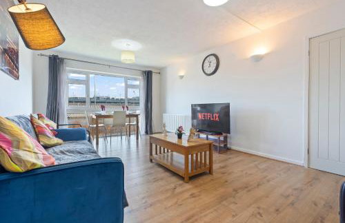 Luxury 2 Bedroom Apartment with Free Parking Opposite Queen Elizabeth Hospital - Photo 8