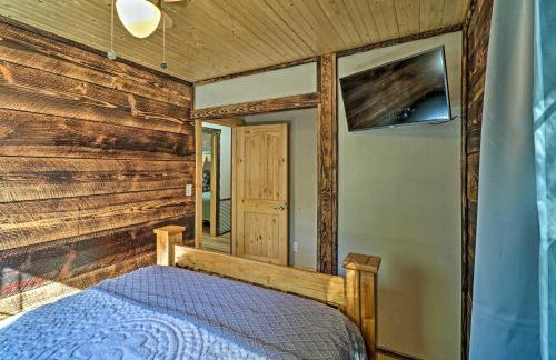 Cozy Cabin with Backyard Oasis 11 Mi to Marina - Foto 12