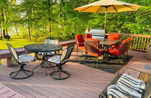 Lake Escape with paddle boards, fire pit & game room - Foto 8