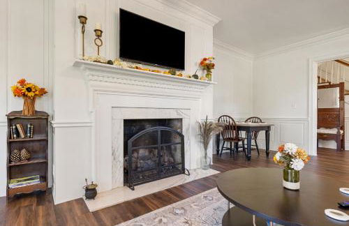 Stylish Mountain Retreat with Sunroom and Pergola - Foto 14