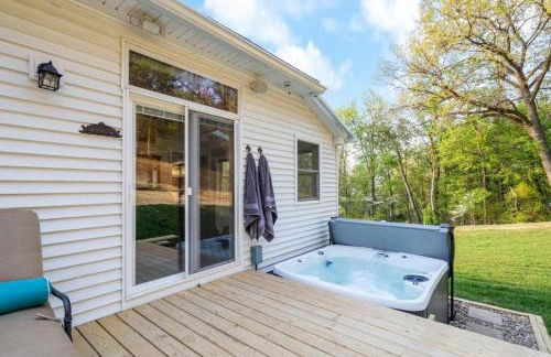 Foxfire - Secluded Zen Retreat with Spa & Views - Photo 34