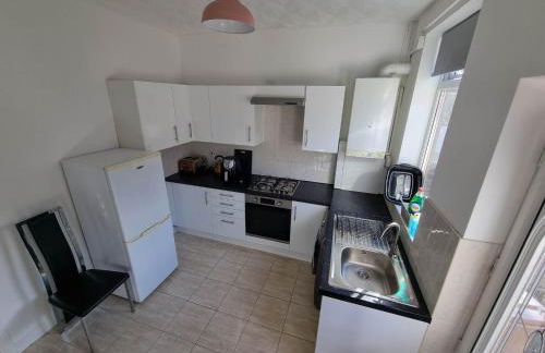 2 Bedroom House Perfect for Family Work Stays Easy Access to Manchester Oldham - Foto 3