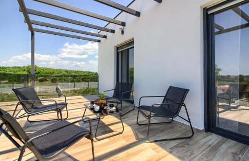 Luxury Villa with extra heated pool with hydromassage, biliard near town center and beach by WiiBuk - Foto 49