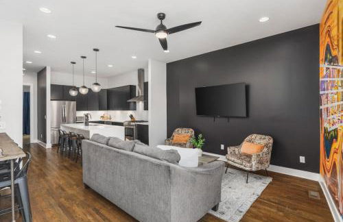 Home with Rooftop Deck & Garage, 2 miles to Downtown Broadway - Foto 11