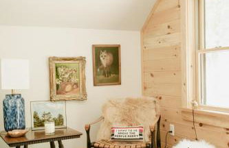 Luxe Modern Cabin with Pond, Fire Pit, Hiking, near Bethel Woods - Foto 16