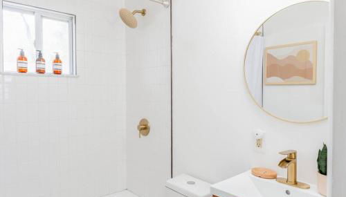 Retro Retreat: 1br home w/ WFH desk, livingroom, and fire pit - Foto 2