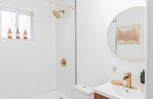 Retro Retreat: 1br home w/ WFH desk, livingroom, and fire pit - Foto 2