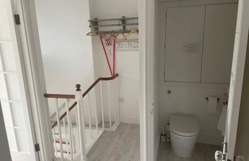 Elm Lodge charming with stunning coastal views! - Photo 18