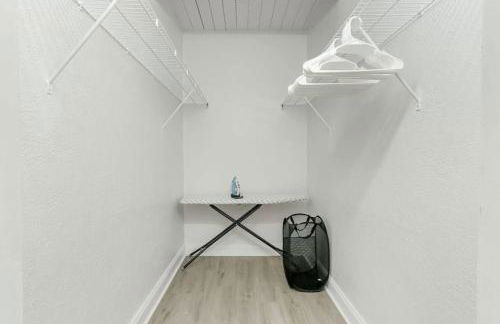 Oakland Oasis 4BDHeated PoolSpa5min to beach - Photo 27