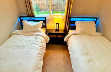 Spacious 4BR Family Home Free Parking, Fast WiFi, Near Galleria & Fountains - Foto 15