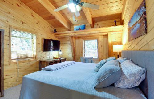 Hot Tub and Games! Lakeside Sherwood Forest Cabin - Foto 14