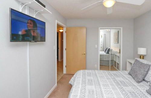 SPECTACULAR, NEW Professional Decor, Near Dis, NO Steps, Pool, Patio, LOW Rates! - Foto 51