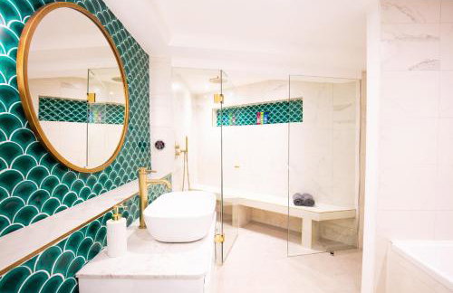 Hidden Retreat with Steam room, KING bed near tube - Foto 1