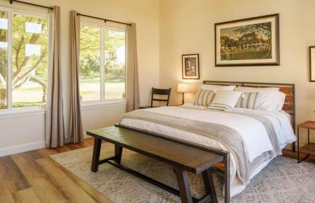 Riverfront Beauty with Pickle Ball Court - Foto 39