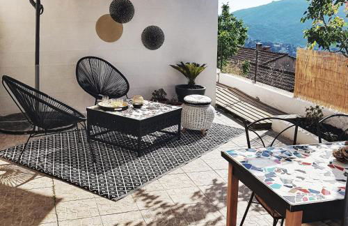 Appartement T2bis Sartène 60m2 avec jolie terrasse de 25m2 et vue panoramique mer et montagne sur le Golfe du Valinco - Quartier calme à 10mn à pied du centre ville - Idéal pour 4 personnes et possibilité de 6 couchages - Place de parking réservée - Foto 5