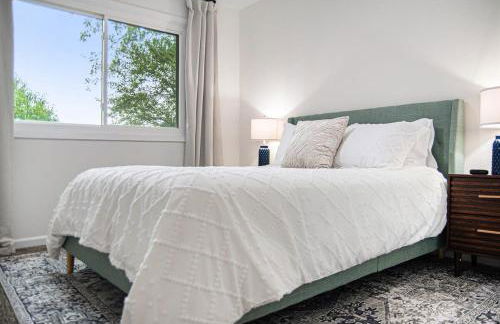 Cozy & Elegant Gem Fenced Yard BBQ & Games - Foto 30