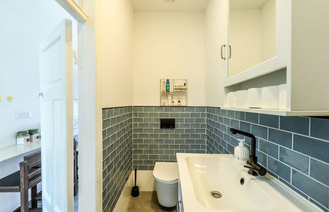 Vintage Charm 1BR Apt w Balcony & View - Foto 17