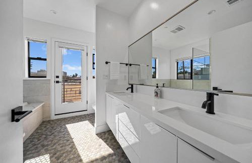 7 BR double house with parking and a backyard in LA - Foto 7