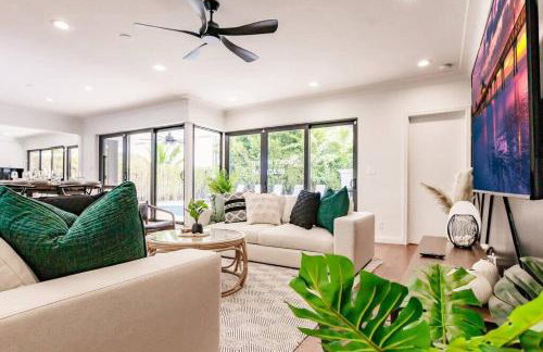 Resort Style Backyard Heated Pool Hot Tub Fire Pit - Foto 11