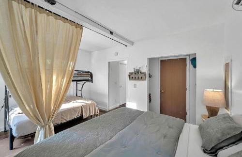 Upcycled Shipping Containers Transformed into a Glamping Home for a Unique Florida Vacation - Foto 51