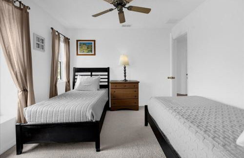 Bluelakeview Luxury Villa with Private Pool & Spa plus Lake Views, BBQ, Games Room - Photo 29