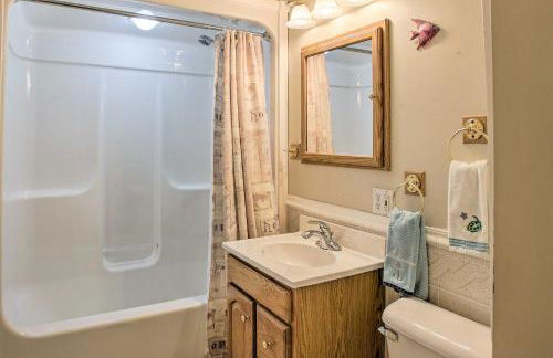 Peaceful Lakefront Houghton Lake Property with Patio - Foto 17