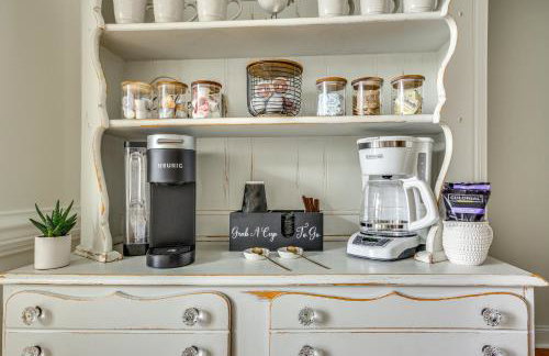 Bright and Elegant Home in High Point with Deck! - Foto 13