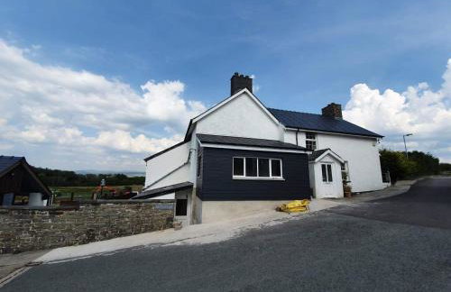 Bryncarnedd Farmhouse - Photo 26