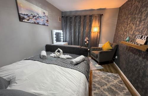 Luxury 2-Bed Apartment,Office with Built-In TV King Bed, Private Entrance and free Parking - Foto 38