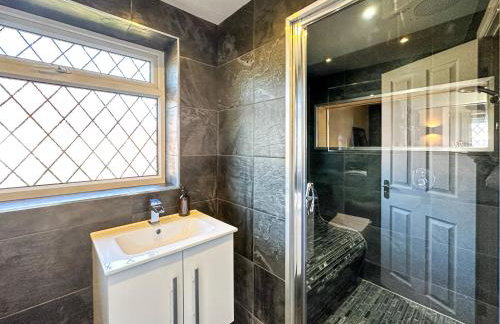 5BR Manchester Home Jacuzzi, Garden & Parking - Foto 36