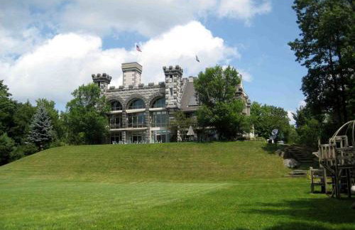 Spectacular Gothic-Style Castle with Private Pool and Hot Tub near Rindge, New Hampshire - Foto 1