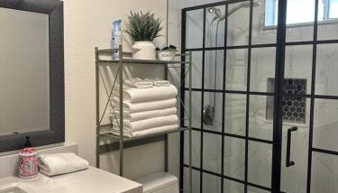 YoBee! Welcome Breakfast and Park Reservations Included! Heart of Yosemite - Homey Studios and Apartments - AC-WiFi-EV - Foto 4, towels, Shower