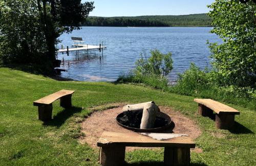 English Lake Escape -Custom Waterfront Log Cabin in Chequamegon National Forest - Foto 5