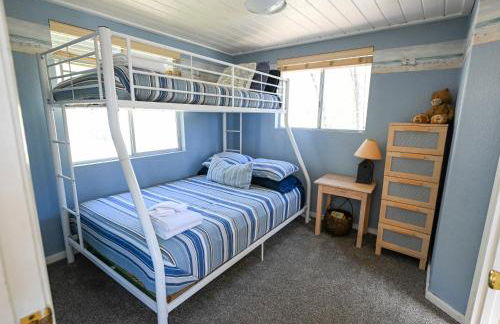 Near Yosemite Bass Lake Cabin with Hot Tub, Lake View, Pet Friendly - Photo 28