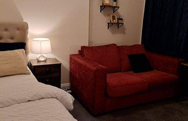 Family-friendly Studio Flat in Dagenham - Photo 2