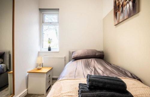 Homely 2 Bed Close to Leeds City Center by 53 Degrees Property, Sleeps 3 - Foto 16